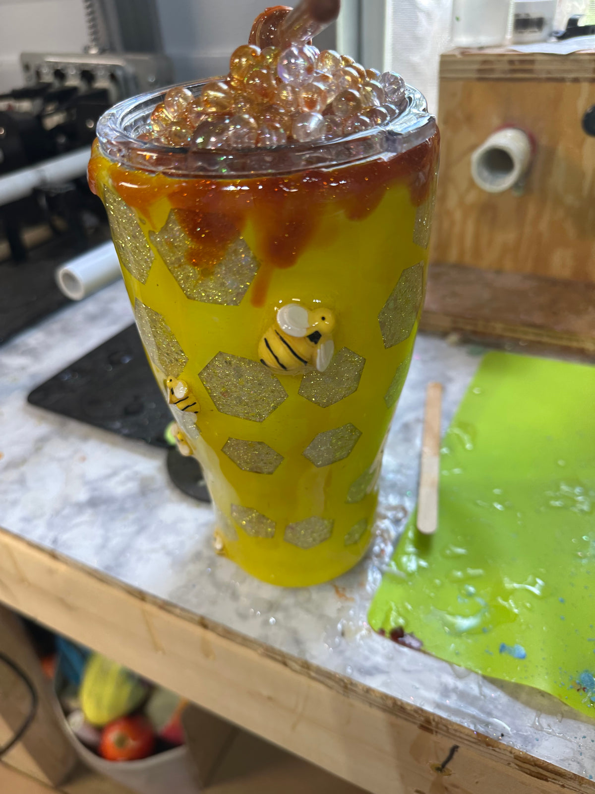 30 ounce honey bee with topper